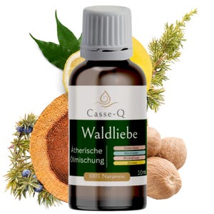 Könnte beinhalten: Eine braune Glasflasche ätherischen Öls mit grauem Verschluss, beschriftet mit "Casse-Q Waldliebe". Das Etikett enthält auch den Text "Ätherische Ölmischung" und "100% Naturrein". Die Flasche ist von botanischen Elementen umgeben, darunter Zitrone, Wacholder und Muskatnuss.
