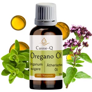 Könnte beinhalten: Eine braune Glasflasche Casse-Q Oregano Öl mit weißem Etikett und grauem Verschluss. Das Etikett enthält den Text "Oregano Öl", "Origamum vulgare" und "100% Naturrein". Das Bild zeigt auch Oregano-Zweige, Blüten und Öltropfen.