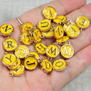 Lot de 26 breloques rondes en émail jaune ou 50 PCS, breloques alphabet double face, breloques alphabet en métal doré