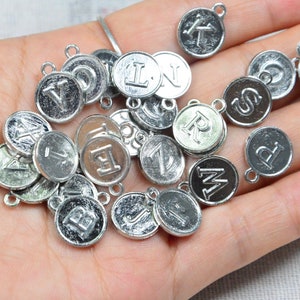 26 oder 50 runde Legierung Buchstaben Perlen, Anfangsbuchstaben Scheiben Charms, doppelseitige K-Buchstaben Charms für die Schmuckherstellung 12mm