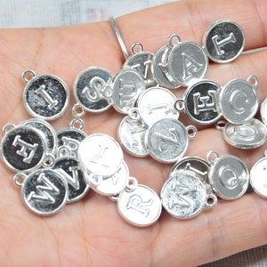 26 oder 50 Silber Buchstabe Charms, doppelseitiger runder Buchstabe Charms, Anfangsbuchstaben-Scheiben, Alphabet-Buchstaben 12mm