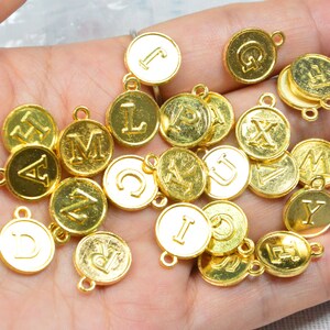 Großverkauf gold Metall Buchstaben Charms, runde Alphabet Buchstaben Perlen, Buchstabenanhänger, doppelseitige Buchstabenmünzen 12mm