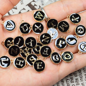 26 oder 50 schwarze Emaille Buchstaben Anhänger, Öltropfen Anfangsbuchstaben Scheiben, 12mm doppelseitige runde Buchstaben Anhänger, Pastell Anfangsanhänger