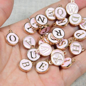 26 oder 50 Buchstabenanhänger, doppelseitige runde Emaille-Buchstabenanhänger, rosa Alphabet-Buchstabenscheiben