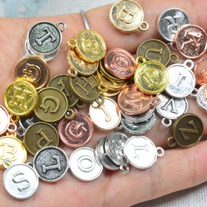 1 Satz 26 Stück Buchstabenanhänger, Anfangsbuchstabenanhänger, 12mm Alphabet-Buchstabenscheibenanhänger Personalisierte Schmuckherstellung, wählen Sie Ihre Farbe