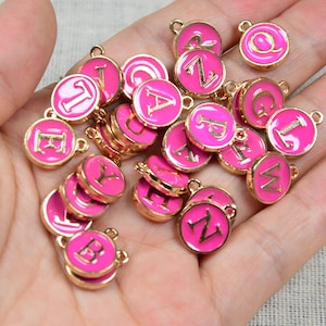 26 Stück oder 50 Stück runde Rosen-Emaille-Buchstaben-Charms, doppelseitige Anfangsbuchstaben-Charms, Alphabet-Buchstabenscheiben für die DIY-Schmuckherstellung