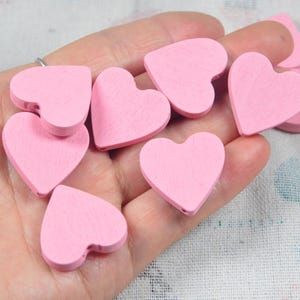 20 Stück Rosa Holzherzen, Rosa Herzform Holzperlen, Holzherzcharme, Holzperlen 25 x 24 mm
