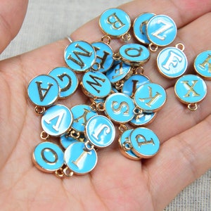 BULK 26 oder 50 Buchstaben, doppelseitiger runder Emaille-Buchstaben-Charms, blaue Anfangsbuchstaben-Scheiben, Alphabet-Briefzubehör