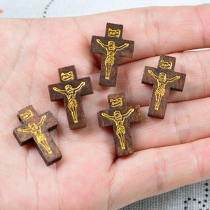 20 piezas cruces de madera marrón, colgantes de cruz de madera pintados de Jesús dorado 15x22mm amuleto de cruz de favor