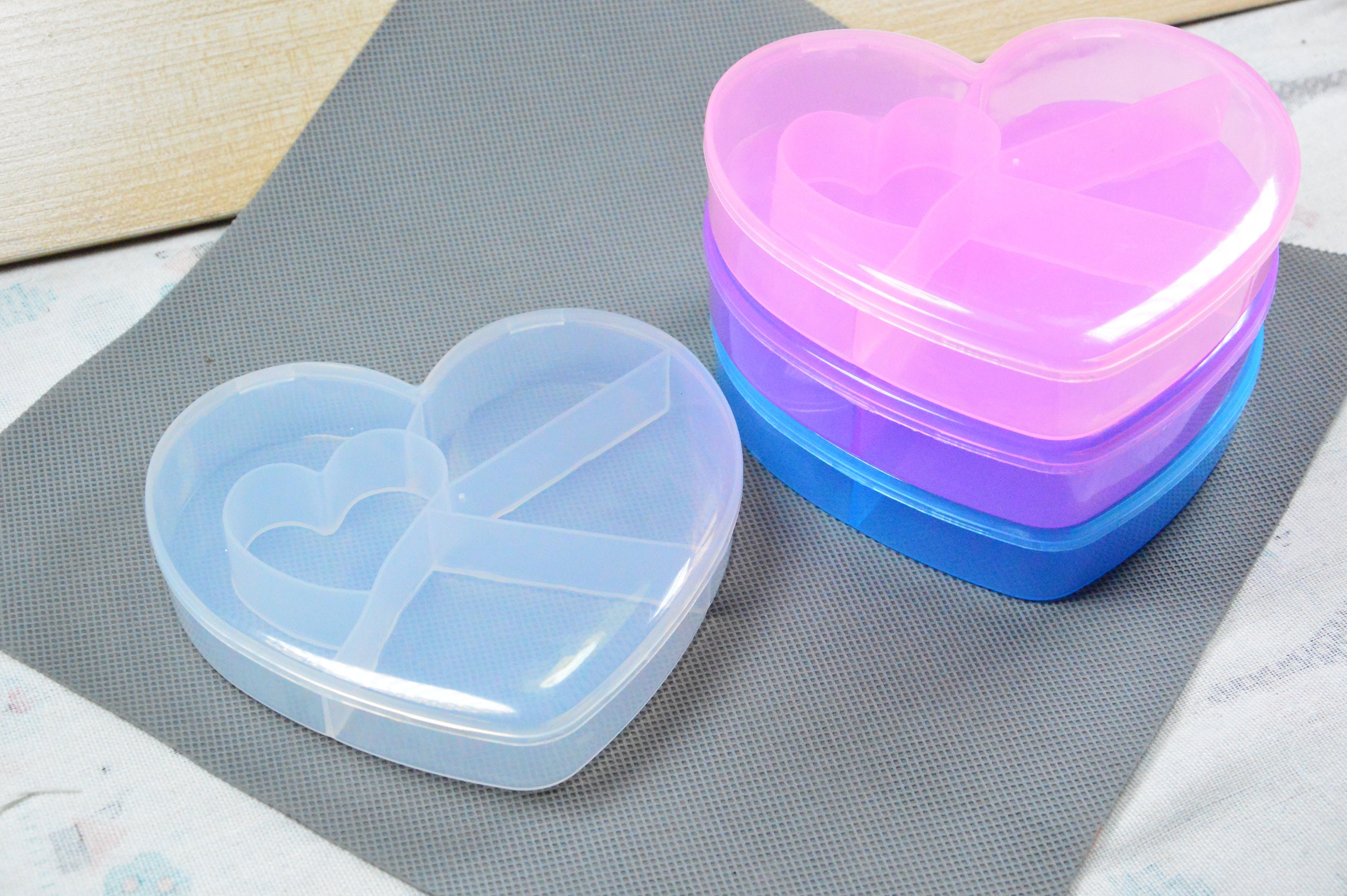Grande scatola di plastica a forma di cuore con 5 griglie inamovibili,  scatola a cuore trasparente/rosa/blu/viola, scatola artigianale per  gioielli, contenitore di plastica a forma di cuore -  Italia