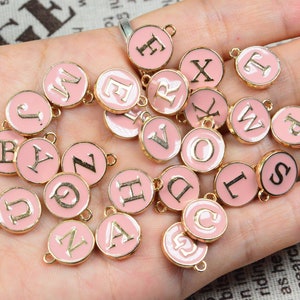 26 oder 50 BULK Pink Oil Drop doppelseitige runde Metallbuchstaben, Anfangsbuchstabencharme, 10 Stück Emaille-Buchstabenscheibencharms, Alphabet Charms
