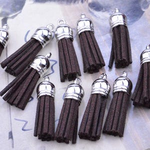 50pcs x 1.5&#39;&#39; mini borlas, borla de cuero de gamuza sintética de café negro con tapa de plástico plateado, encantos de borla DIY
