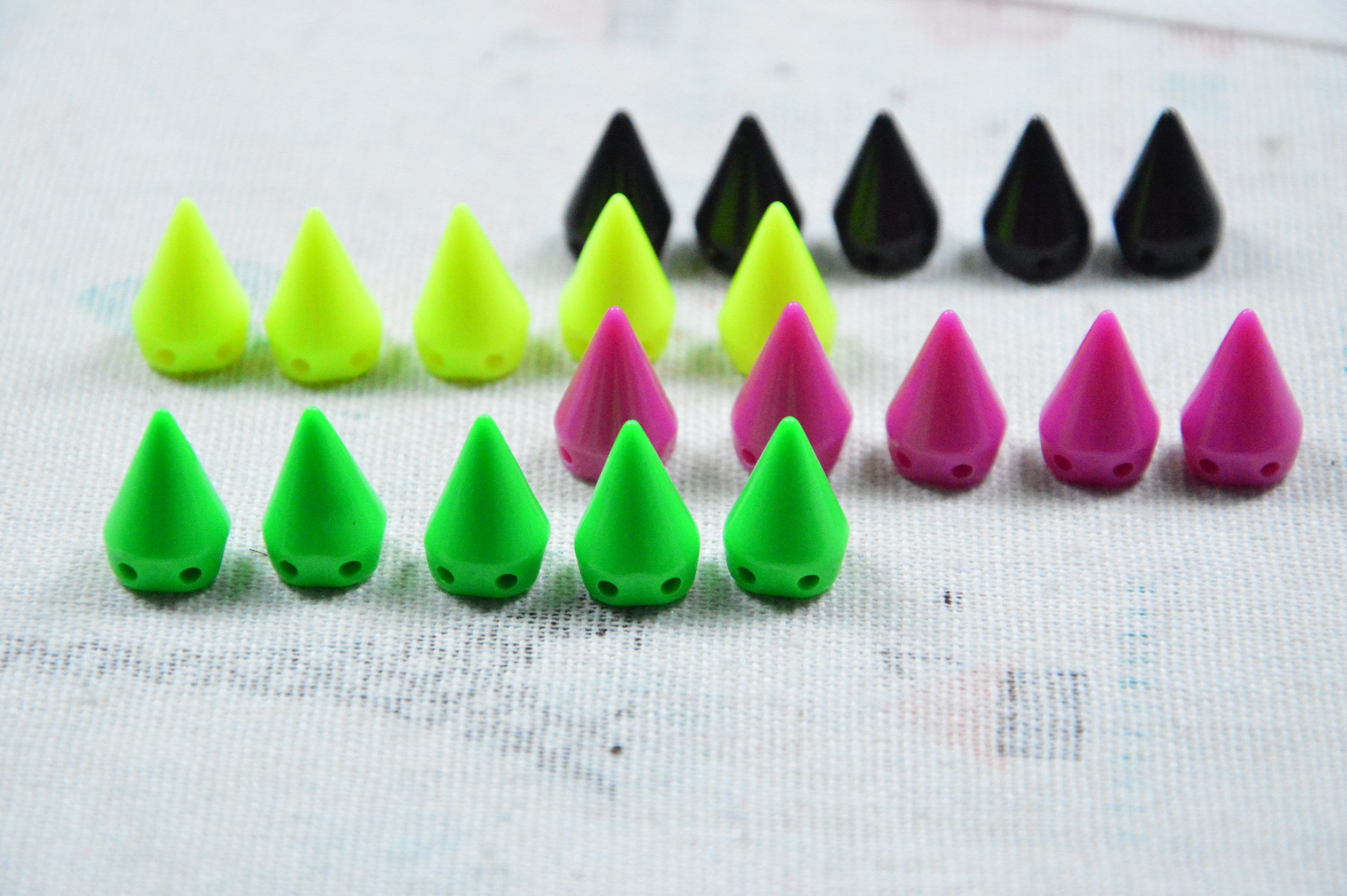 Cheerock 100pcs Black Cone Spikes Screwback Studs, 10mm Punk Style Cone  Spike Rivets, Zinc Alloy Cones Studs and Spikes for Crafts Punk Jacket