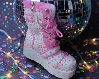 Botas personalizadas rosas con pedrería de cristal – Talla 6.5 – Festival EDC – Anuncio reservado