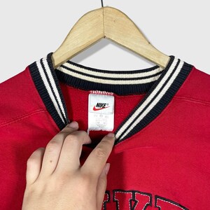 Nike Crewneck Sweatshirt Herr M Röd Vintage Basketball Sportswear Broderad bild 3