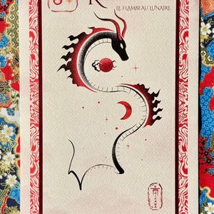 May include: A vertical print with a dragon design in black and red. The dragon's body curves around a red sphere and a crescent moon. The print includes the text "KELH'FYN" and "LE FLAMBEAU LUNAIRE".