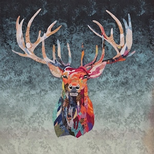 Może przedstawiać: Kolorowa ilustracja głowy jelenia z dużymi rogami. Twarz jelenia to mozaika żywych kolorów, w tym czerwonego, pomarańczowego i niebieskiego. Tło to gradient turkusu i szarości z kwiatowym wzorem. Nazwisko artysty, "Nalyfay", jest widoczne w lewym dolnym rogu.