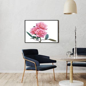 Peut inclure: Une impression encadrée d'une peinture à l'aquarelle de roses roses. Les roses, avec des feuilles et des tiges vertes, se détachent sur un fond blanc. L'œuvre est exposée sur un mur dans une pièce avec un mobilier moderne.