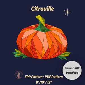 Op de afbeelding: Een geometrische oranje pompoen illustratie met groene bladeren en stengel, met het label "Citrouille". De afbeelding bevat de tekst "FPP Pattern • PDF Pattern" en "8"/10"/12"" met een "Instant PDF Download" knop, alles tegen een donkerblauwe achtergrond.