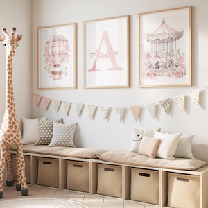 Set di 3 decorazioni da parete per cameretta con nome personalizzato – Mongolfiera rosa, monogramma e stampa a carosello – Decorazione per cameretta bambina – Download digitale stampabile