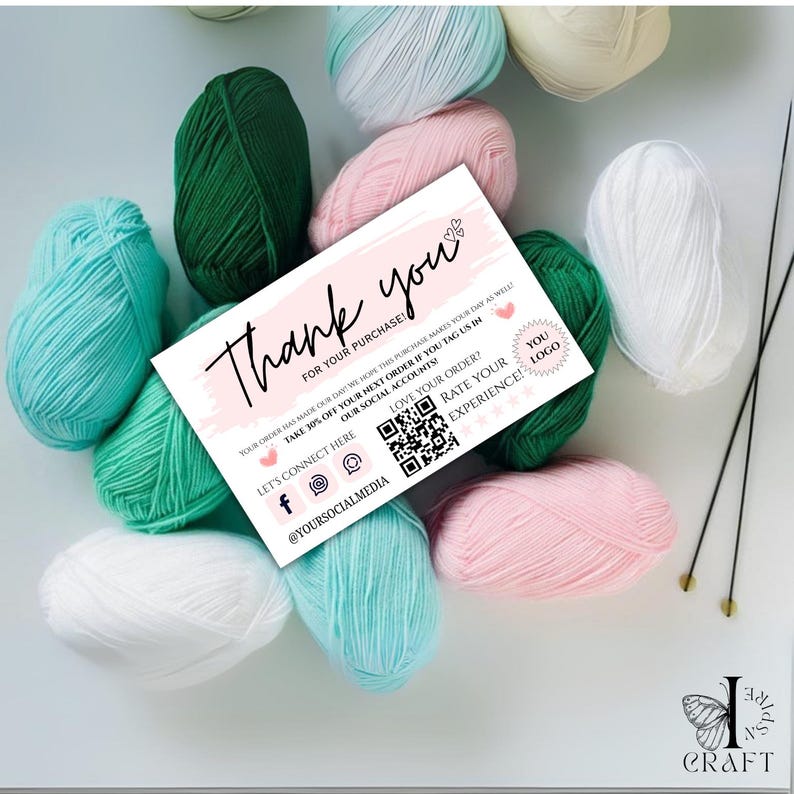 Pu&ograve; includere: Un assortimento di gomitoli di lana colorati in tonalit&agrave; di verde, rosa e bianco, disposti attorno a un biglietto. Il biglietto recita "Thank you" con testo aggiuntivo e icone di social media. Sono visibili anche ferri da maglia.