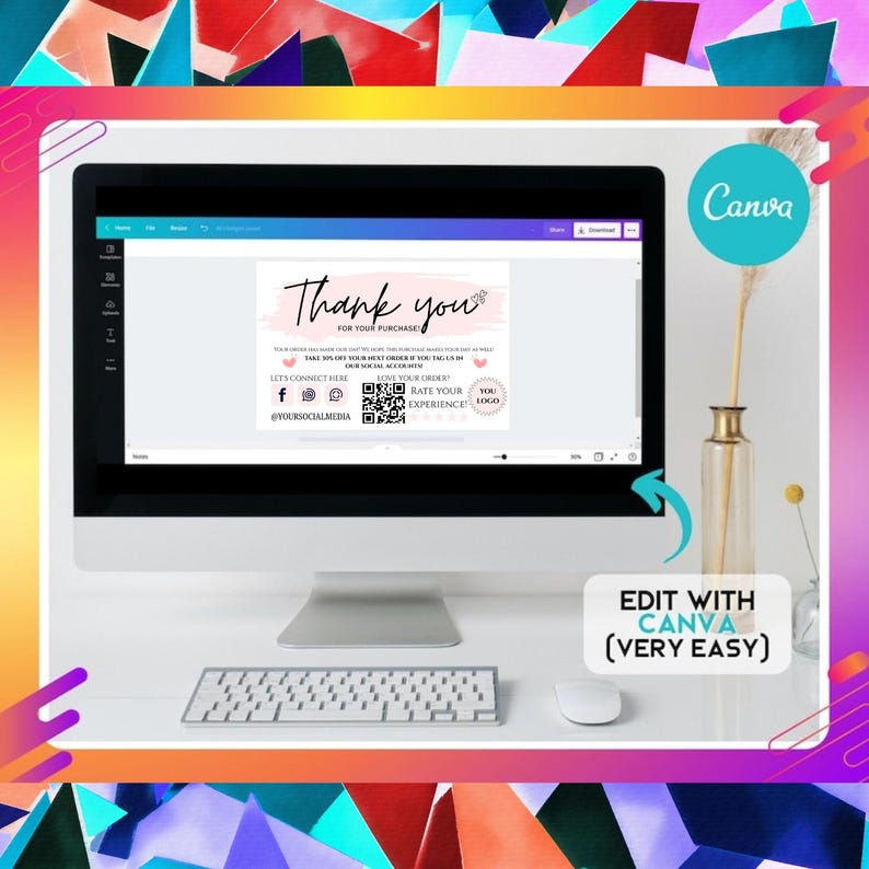 Pu&ograve; includere: Un monitor di computer mostra un design di biglietto di ringraziamento con un accento floreale. La carta include testo, icone di social media e codici QR. Lo schermo &egrave; su una scrivania bianca con tastiera e mouse. Il logo Canva &egrave; visibile.
