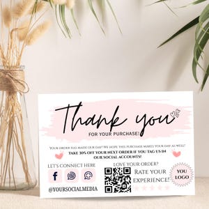 Pu&ograve; includere: Biglietto di ringraziamento bianco con un design a pennellate rosa. La carta presenta le parole "Thank you" in elegante scrittura, insieme a testo aggiuntivo e icone dei social media. Sono inclusi anche un codice QR e spazio per un logo.