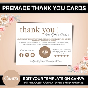 Può includere: Biglietto di ringraziamento prefabbricato con un design floreale. Il biglietto presenta le parole "thank you" in un carattere elegante, insieme a testo aggiuntivo che esprime gratitudine. Il biglietto include icone di social media e uno spazio per un logo.