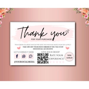 Pu&ograve; includere: Un biglietto da visita bianco con un lavaggio ad acquerello rosa e accenti floreali. La carta dice "Grazie" in corsivo nero, con testo aggiuntivo e icone di social media. &Egrave; incluso anche un codice QR.