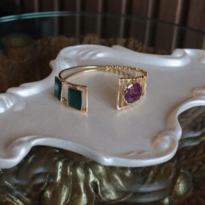 Bracelet manchette oeil de chat vert et rubis : Bracelet jonc avec fil plaqué or 18 carats