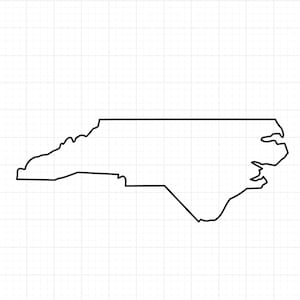 Puede incluir: Un contorno negro del estado de Carolina del Norte, EE. UU., sobre un fondo de cuadrícula blanca. La forma es un diseño simple y minimalista, que muestra los límites distintivos del estado.
