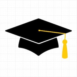Può includere: Un cappello di laurea nero con nappa gialla, simbolo di successo accademico. Il cappello quadrato viene tradizionalmente indossato durante le cerimonie di laurea. Lo sfondo è un motivo a griglia bianca.