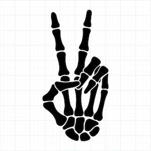 Puede incluir: Gráfico en blanco y negro de una mano de esqueleto haciendo el signo de la paz. La mano muestra dos dedos levantados, con los otros dedos curvados. La imagen es un diseño simple y audaz.