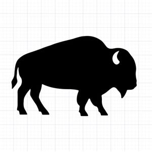 Op de afbeelding: Een zwart silhouet van een bizon, een groot Noord-Amerikaans zoogdier. De bizon wordt in profiel weergegeven, naar rechts gericht, met zijn kenmerkende bult, hoorns en baard. De achtergrond is een wit raster.