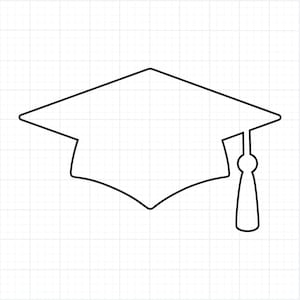 Può includere: Illustrazione in bianco e nero di un cappello di laurea, noto anche come tocco, con un nappa. Il cappello ha una parte superiore quadrata e un bordo inferiore curvo. La nappa pende dal centro del cappello.