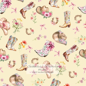 Pode incluir: Um padrão sem costura com ilustrações em aquarela de botas de cowboy, chapéus, ferraduras e buquês florais. As botas e os chapéus são adornados com flores e laços em tons de rosa, branco e castanho. O fundo é de cor amarelo claro. O texto "Seamless Pattern" está incluído.