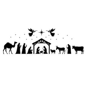 Op de afbeelding: Een zwarte silhouetsticker met een kerststalscène, inclusief een centrale stal, menselijke figuren, een kameel, een ezel, een schaap en een koe. Twee engelen met trompetten bevinden zich erboven, geflankeerd door een ster en kleine sterren.