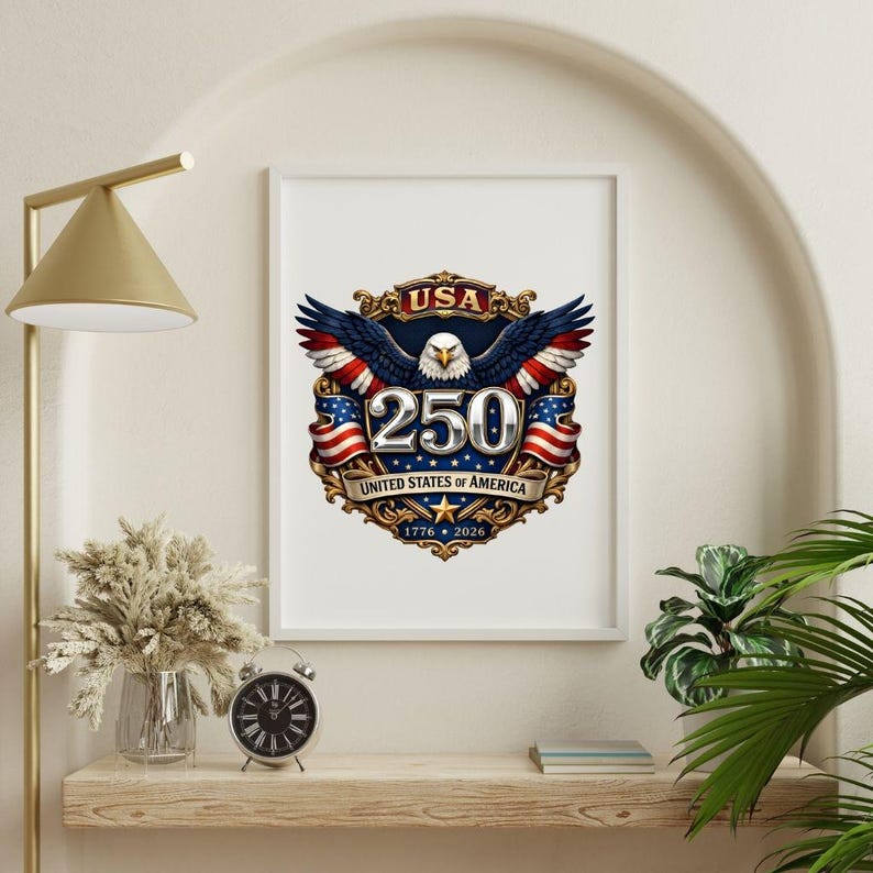 Puede incluir: Un estampado enmarcado que celebra el 250 aniversario de los Estados Unidos de Am&eacute;rica. El dise&ntilde;o presenta un &aacute;guila, el n&uacute;mero 250 y las palabras "USA" y "United States of America". El estampado incluye los a&ntilde;os 1776 y 2026.