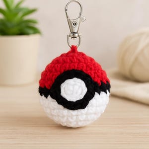 Crochet Pokéball Keychain – Handmade Pokémon-Inspired Key Ring – Cute Gamer Gift – Amigurumi Pokéball Charm – Geeky Stocking Stuffer