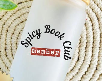 Tazza in vetro con coperchio in bambù e cannuccia per i soci del club del libro Spicy / Bicchiere da caffè freddo per gli amanti dei libri / Merchandising BookTok / Tazza in vetro per amanti dei libri