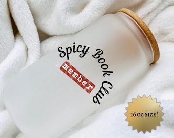 Tazza in vetro con coperchio in bambù e cannuccia per i soci del club del libro Spicy / Bicchiere da caffè freddo per gli amanti dei libri / Merchandising BookTok / Tazza in vetro per amanti dei libri