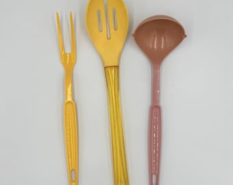 Juego de utensilios de plástico VTG Ekco USA: tenedor, cuchara ranurada y cucharón, color amarillo y rosa, estilo retro.