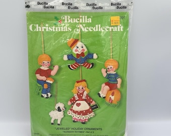 Kit de manualidades navideñas vintage Bucilla con adornos de fieltro con joyas y rimas infantiles (5 piezas)