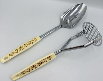 Juego de utensilios de cocina vintage Koco Japan con estampado floral: cuchara ranurada y machacador de patatas. Estilo retro.