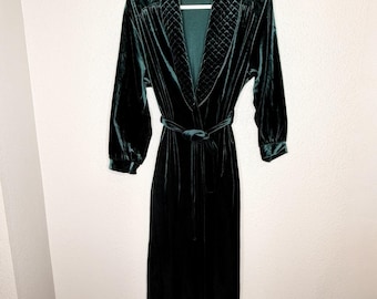 Bata vintage de terciopelo verde esmeralda de los años 70 con cuello tipo chal acolchado y cinturón, estilo gótico glamuroso.