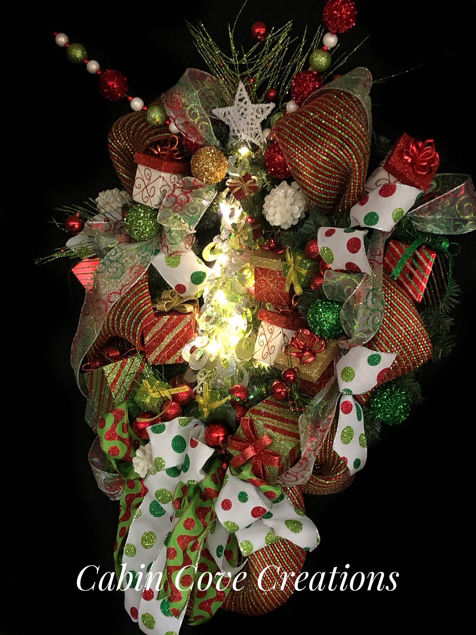 Festive Christmas Tree door Wreath with Lights and Gift | Etsy