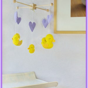 Duck Baby Mobile: Lavande Purple Hearts et Yellow Duck Family Baby Crib Mobile image 4