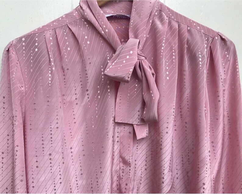 Blouse Company for The Broadway 80s Secretary Ladylike Pussy Bow Blouse in Iridescent Rose Pink Polka Dot Stripe Print size Medium by L.A