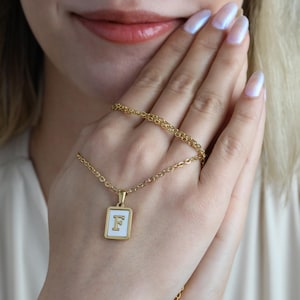 Collar con letra inicial bañado en oro de 18 quilates, colgante con letra inicial de oro con forma de medalla, rectángulo cuadrado con alfabeto, regalo de San Valentín