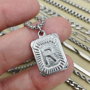 Collar con colgante de letra inicial de plata con medalla. Medallón rectangular. Collar con nombre personalizado, joyería resistente al agua. Regalo de San Valentín